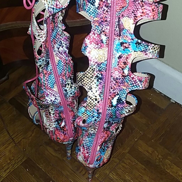 NIB! Below the Knee 5.2 inch gladiator snake print heel multi red - Picture 4 of 4